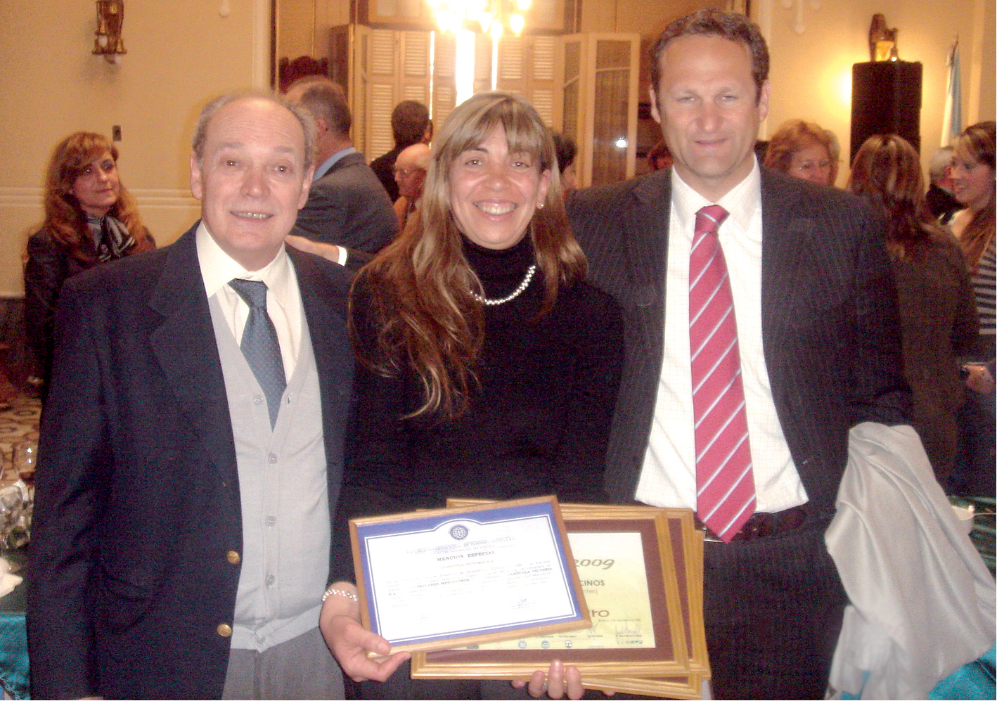 Fabiana Nolly with the awards received by Olivares Mendocinos at CuyOliva 2009 in Mendoza