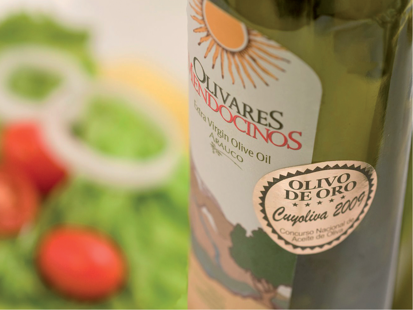 The CuyOliva 2009 Olivo de Oro distinction displayed on Olivares Mendocinos’ Arauco varietal olive oil